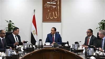 رئيس الوزراء يراقب تطبيق الخطة الاستراتيجية لتحلية مياه البحر ويشدد على ضرورة تعزيز التعاون والشراكات.
