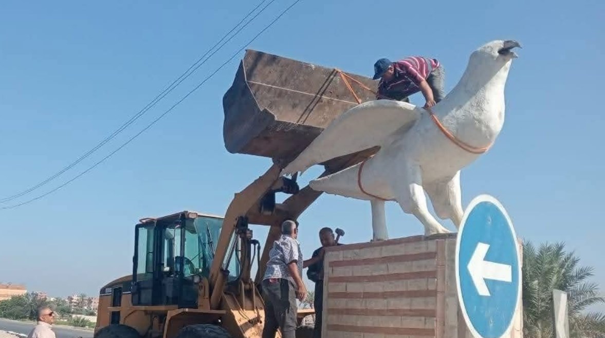 “ميدان الحمامة” يثير جدلا واسعا في التل الكبير بسبب مجسم أبيض ضخم