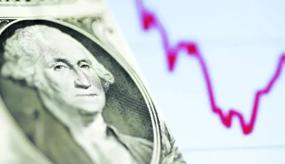 الدولار يحافظ على مستوياته القريبة من ذروته خلال 3 أسابيع