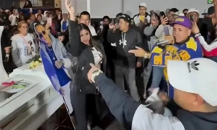 أرملة تودع زوجها برقص “تويرك” في أمريكا الجنوبية