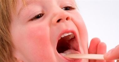 هل التهاب الحلق عند الأطفال أمر مقلق؟! اكتشف الأسباب وطرق العلاج السريعة!