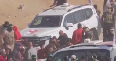 إعلام إسرائيلي: الصليب الأحمر أبلغ إسرائيل بتسلمه 7 محتجزين