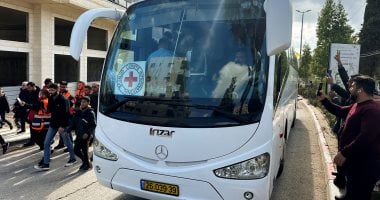 حافلات فلسطينية تتحرك من غزة إلى معبر كرم أبو سالم لنقل الأسرى الفلسطينيين