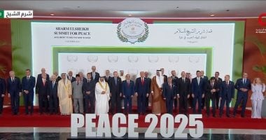 الرئيس السيسى وترامب يتوسطان صورة تذكارية لقادة قمة شرم الشيخ للسلام