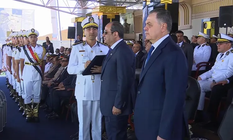 الرئيس السيسي يكرم أوائل خريجي أكاديمية الشرطة بأنواط الامتياز