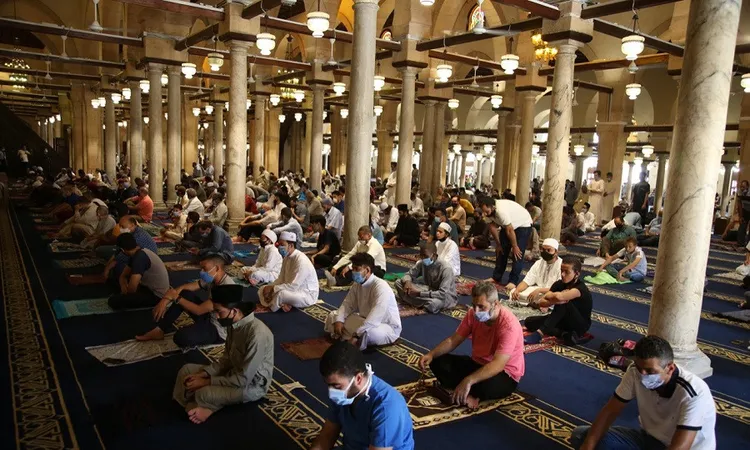 كيف يكون الإيمان حجر الأساس لبناء الإنسان والمجتمع؟