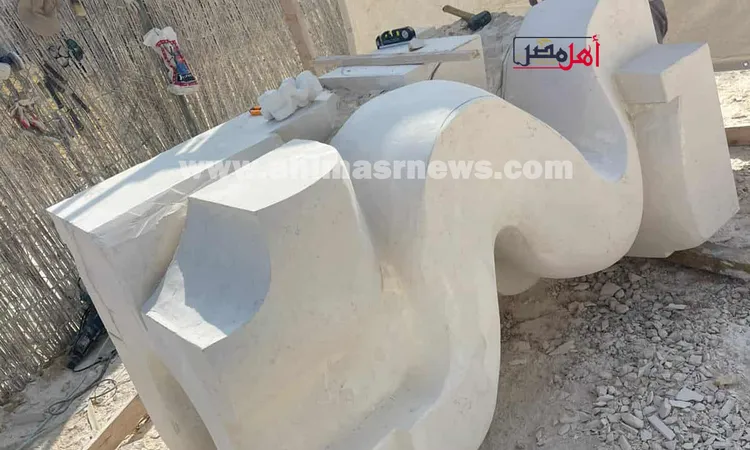 كيف ينحت أشهر نحاتين العالم صخور كورنيش العلمين في 20 يومًا؟