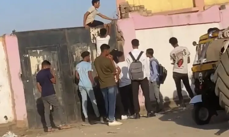 طلاب يتسلقون سور مدرسة صناعية في قنا: لماذا أثاروا غضب الأهل؟