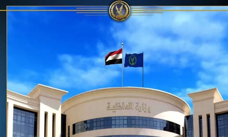 كيف كشفت الداخلية ملابسات فيديو الفعل الفاضح على المحور؟