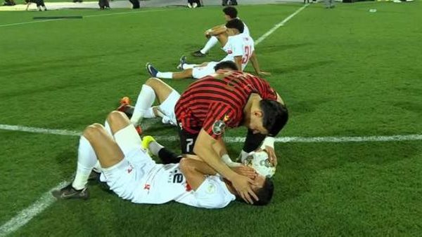 بكاء هستيري لـ”محمد شحاتة” داخل غرفة ملابس الزمالك بعد ضياع الكونفدرالية