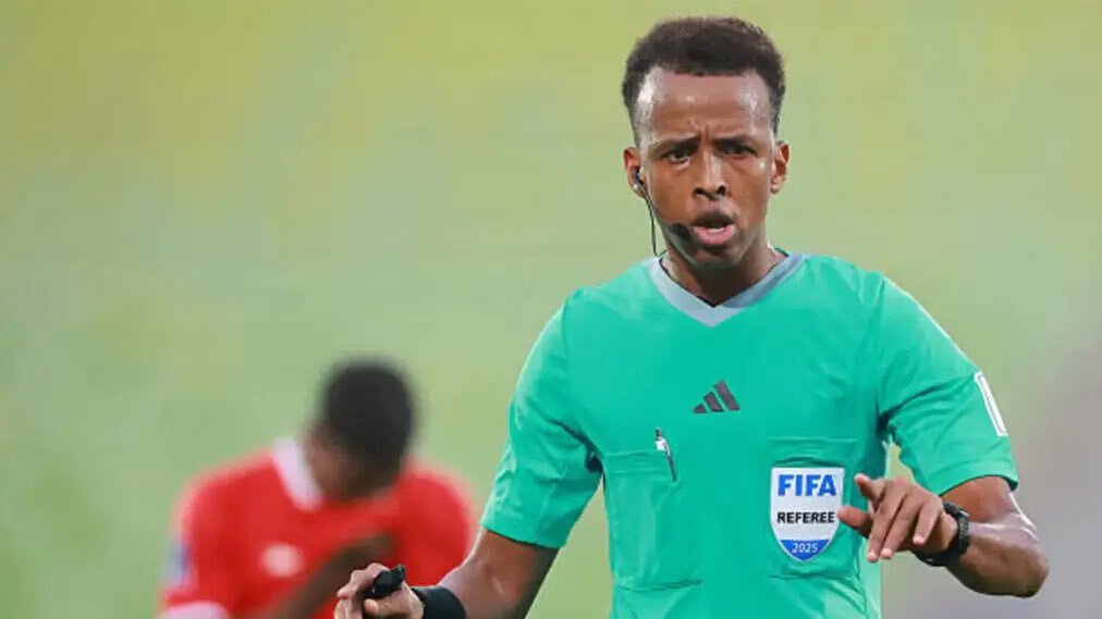 منع الحكم الصومالي عمر أرطان من دخول أمريكا وترحيله قبل مشاركته في تحكيم مونديال 2026