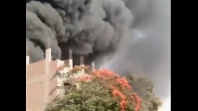 حريق هائل في مركز صيانة سيارات بمنيل شيحة